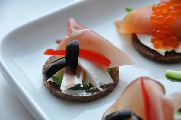 Maži sumuštinukai - užkandis prie vyno: Canapes su lašiša bei kumpiu