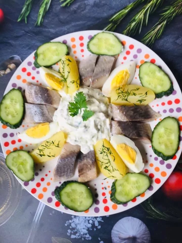 Silkė su bulvėmis, kiaušiniu ir raugintais agurkėliais