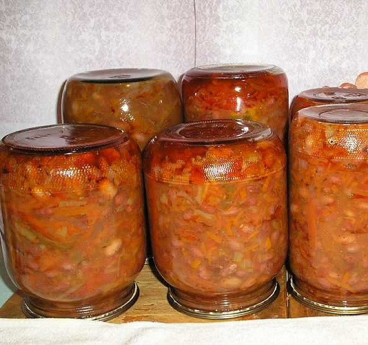 Šparaginių pupelių mišrainė su svogūnais ir pomidorais (atsargos žiemai)