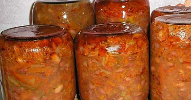 Šparaginių pupelių mišrainė su svogūnais ir pomidorais (atsargos žiemai)