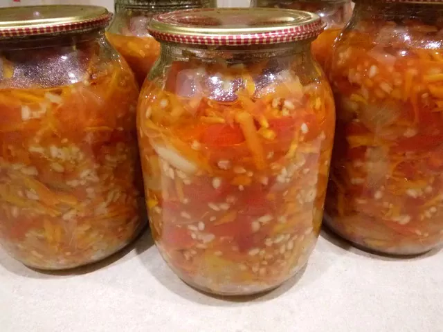 Lečo žiemai su ryžiais, pomidorais ir paprikomis