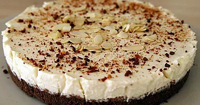 Apelsininis varškės pyragas su čili ir šokoladu (nekeptas)