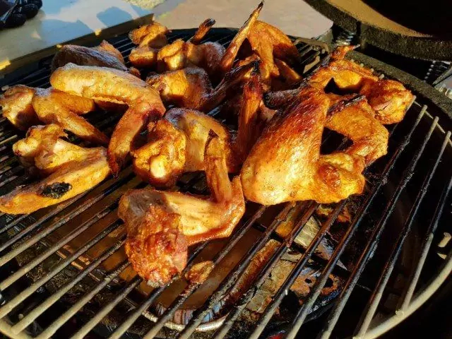 Kepti vištienos sparneliai kamado kepsninėje