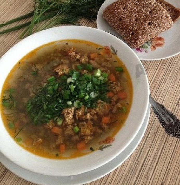 Zupa z fasoli mung z marchewką i cebulą Mash-Khur