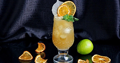Klasyczny koktajl "Mai Tai" z rumem i likierem