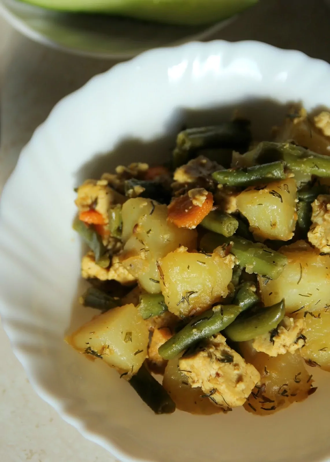 Veganiškas troškinys: bulvės, tofu ir šparaginės pupelės