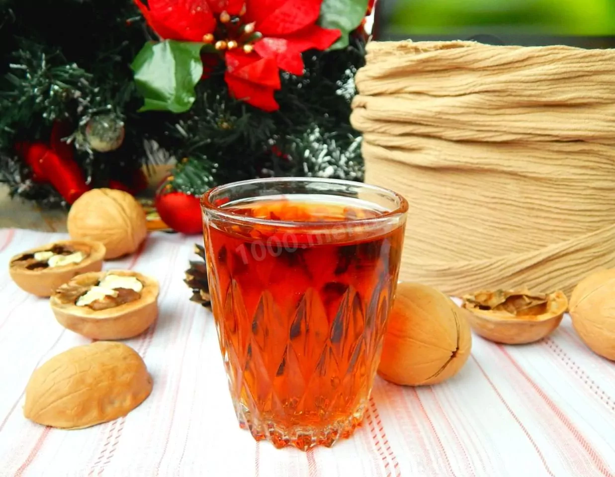 Lecznicza nalewka z przegrody orzechów włoskich na wódce