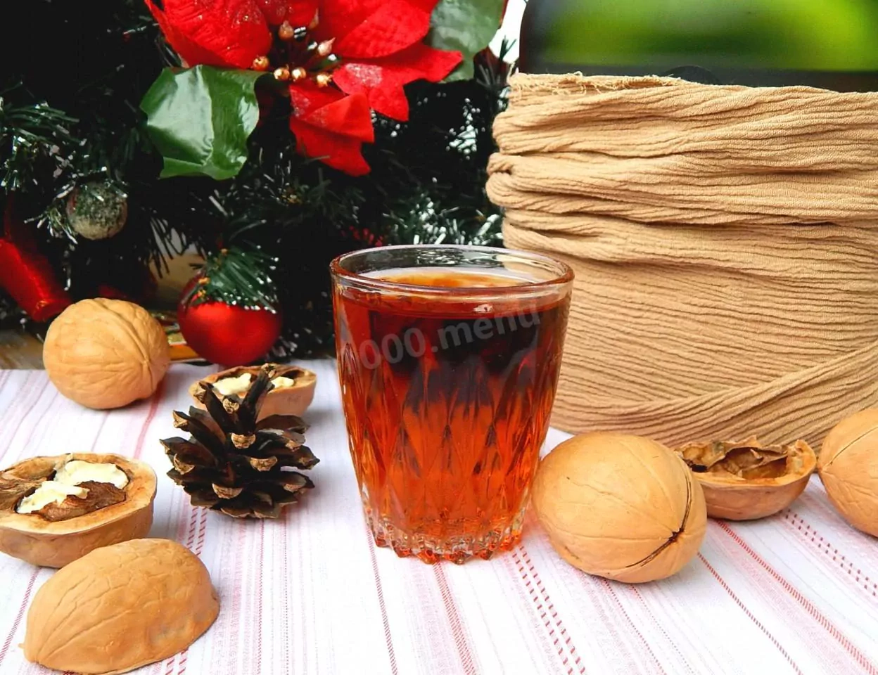 Lecznicza nalewka z przegrody orzechów włoskich na wódce