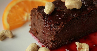 Paprastai pagaminamas veganiškas šokoladinis pupelių pyragas
