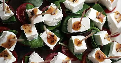 Pomidorų, fetos sūrio ir baziliko užkandis