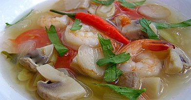 Klasyczna zupa "Tom Yam" z krewetkami