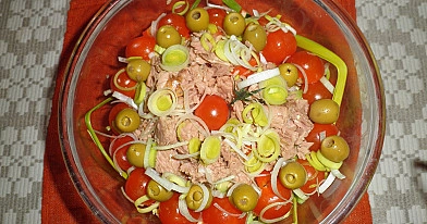 Salotos su tunu, paprikomis, avokadu, pomidorais ir alyvuogėmis