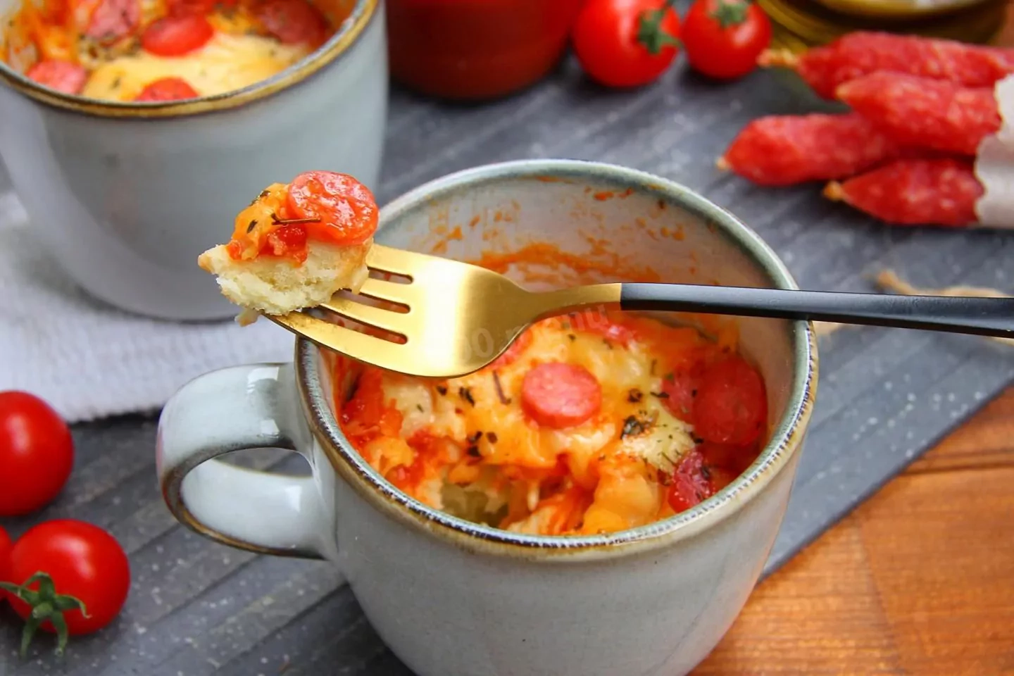 Pizza w kubku w mikrofalowej kuchence