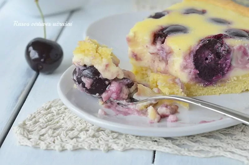 Pyragas su trešnių/vyšnių ir grietinės įdaru