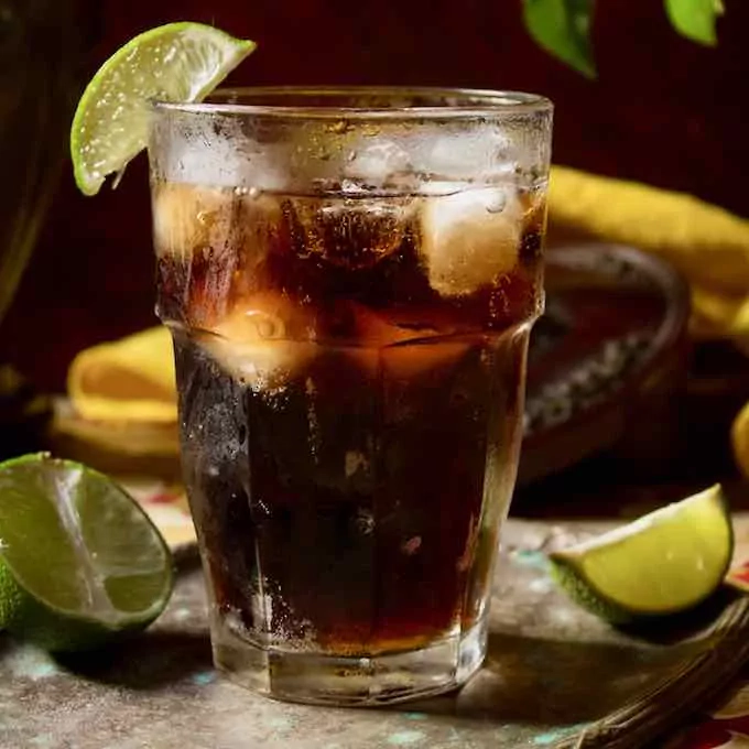 Cuba libre (Laisva kuba) alkoholinis kokteilis su romu ir kola (coca-cola)