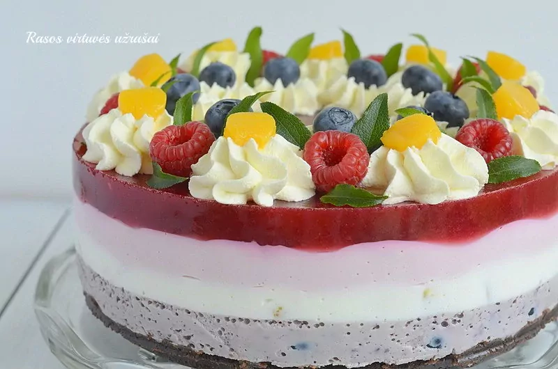Nekeptas varškės tortas su uogomis