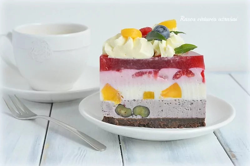 Nekeptas varškės tortas su uogomis