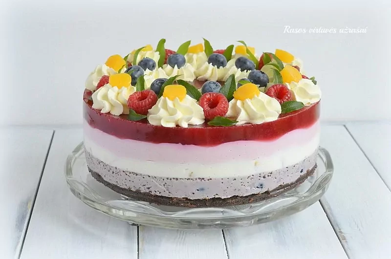 Nekeptas varškės tortas su uogomis