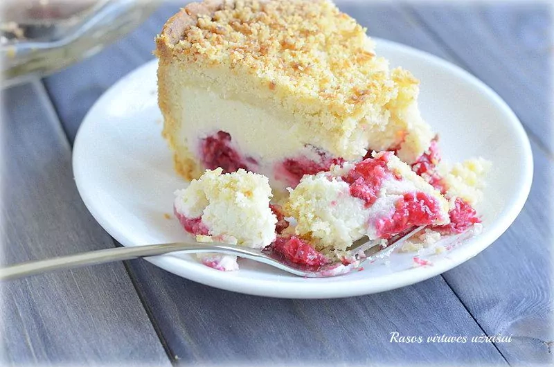 Minkštas ir purus varškės pyragas su avietėmis ir kokoso trupiniais