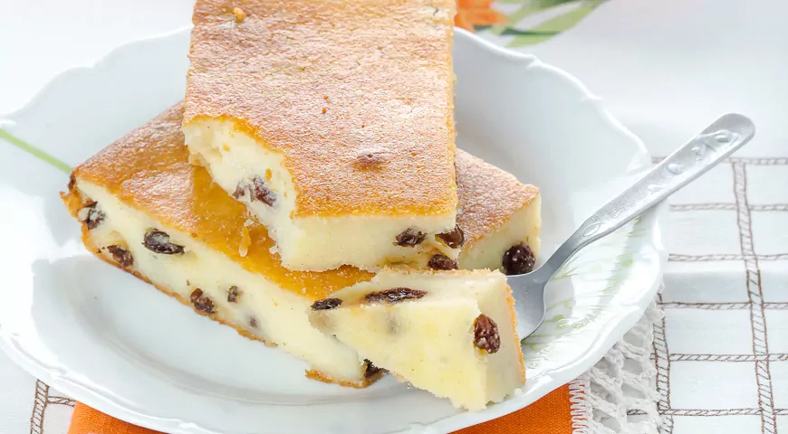 Skanus varškės apkepas su manų kruopomis ir razinomis