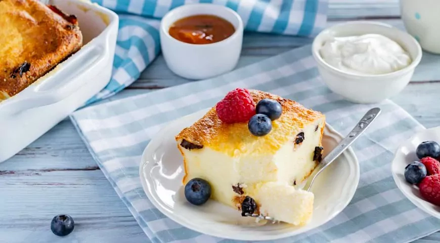 Skanus varškės apkepas su manų kruopomis ir razinomis