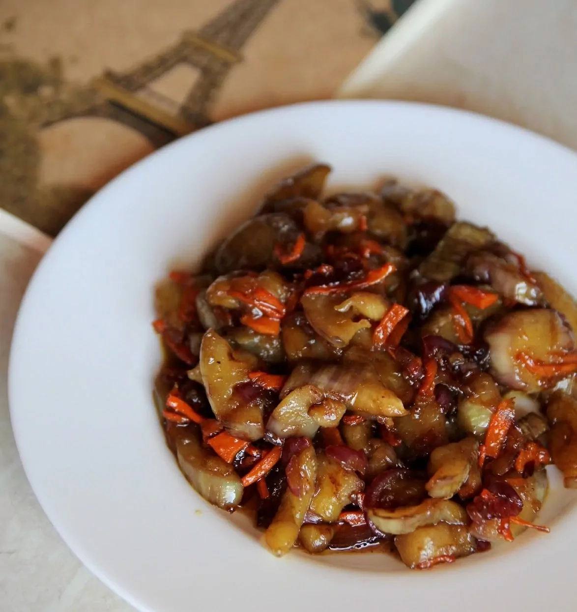 Veganiškas baklažanų troškinys kiniškai su morkomis ir sojos padažu