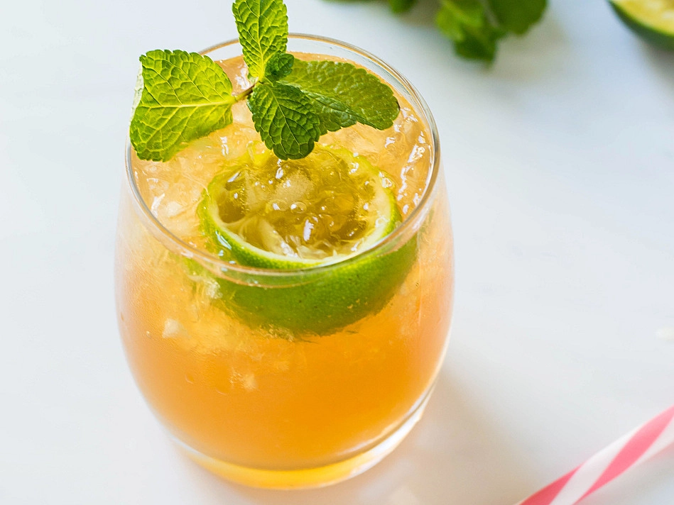 Mai tai - alkoholinis kokteilis su romu
