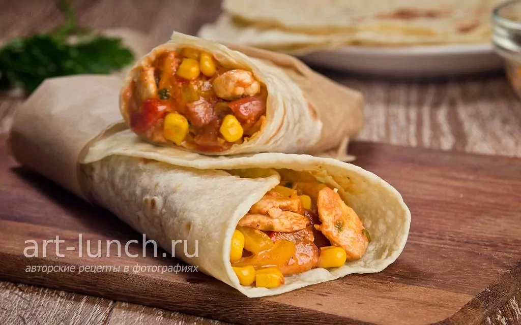 Meksykańskie Burrito z kurczakiem, fasolą, kukurydzą i serem