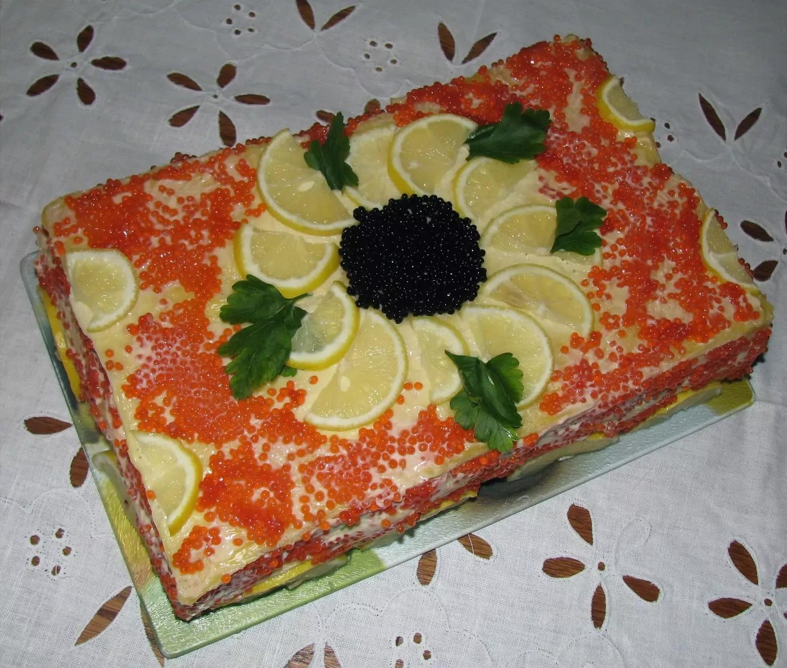 Sluoksniuotas žuvies tortas su rūkyta skumbre