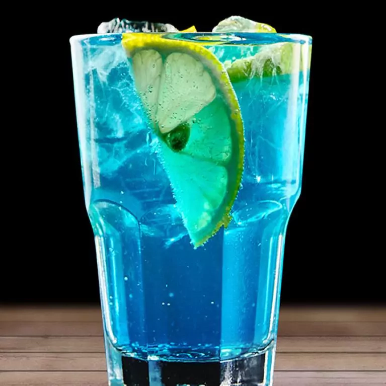 Blue Lagoon (Mėlyna - Žydroji lagūna) Blue Curacao kokteilis su degtine
