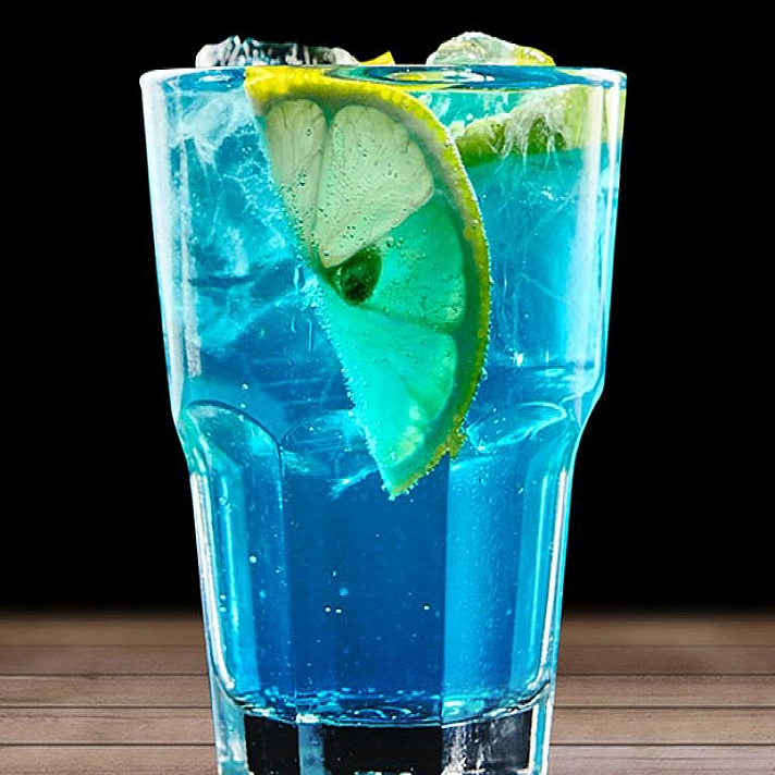 Blue Lagoon (Mėlyna - Žydroji lagūna) Blue Curacao kokteilis su degtine