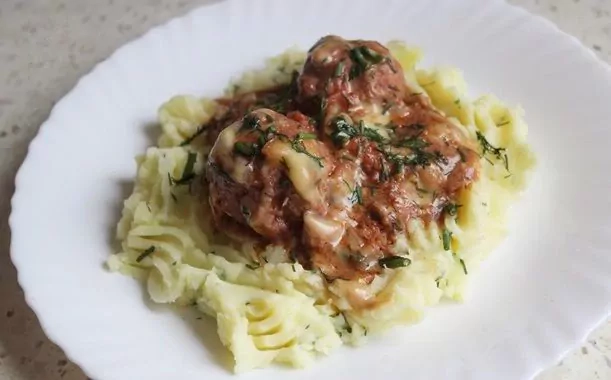 Albóndigas de pollo en salsa de vino
