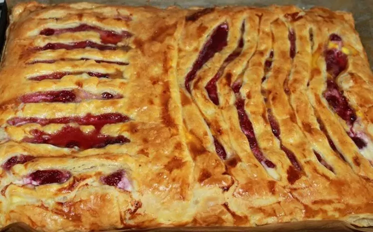 Sluoksniuotos tešlos pyragas su varške ir avietėmis