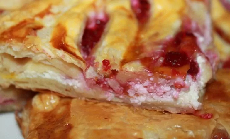 Sluoksniuotos tešlos pyragas su varške ir avietėmis