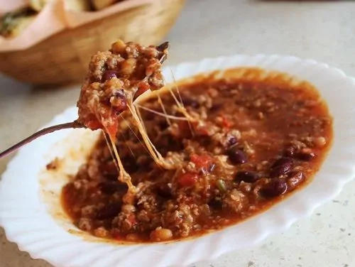 Paprastas maltos mėsos čili troškinys su konservuotais pomidorais, pupelėmis ir sūriu