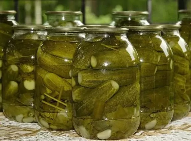 Agurkų rauginimas žiemai stiklainiuose su degtine