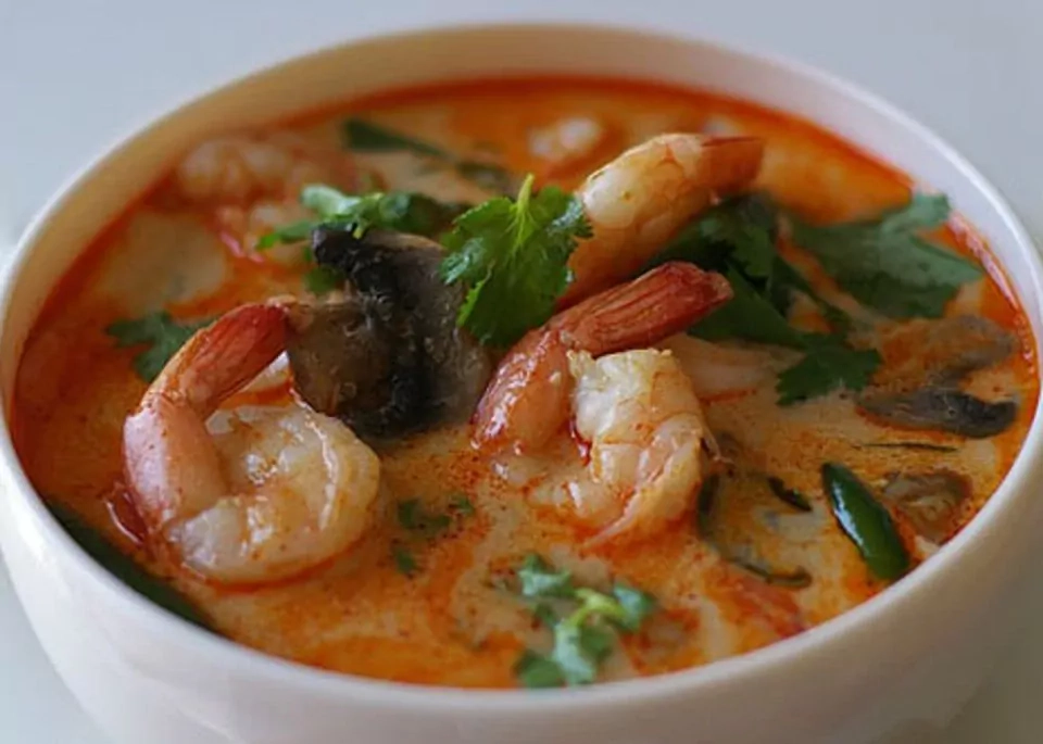 Tom yum sriuba su vištiena ir krevetėmis