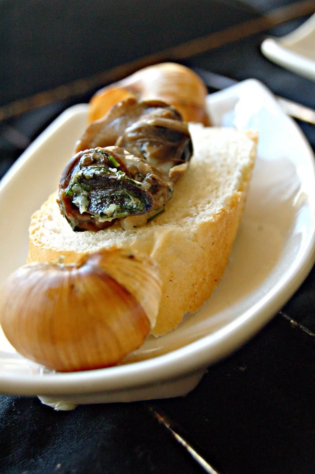 Vynuoginės sraigės su česnakiniu prieskonių sviestu