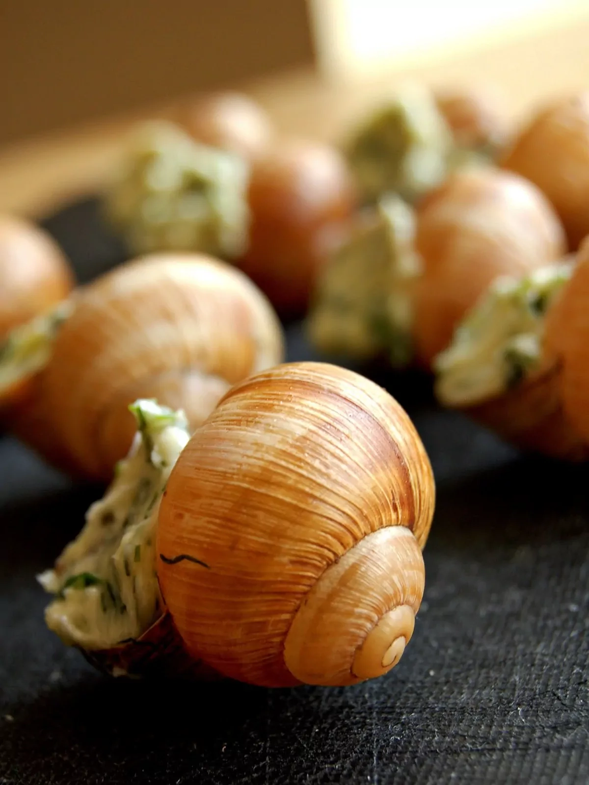 Vynuoginės sraigės su česnakiniu prieskonių sviestu