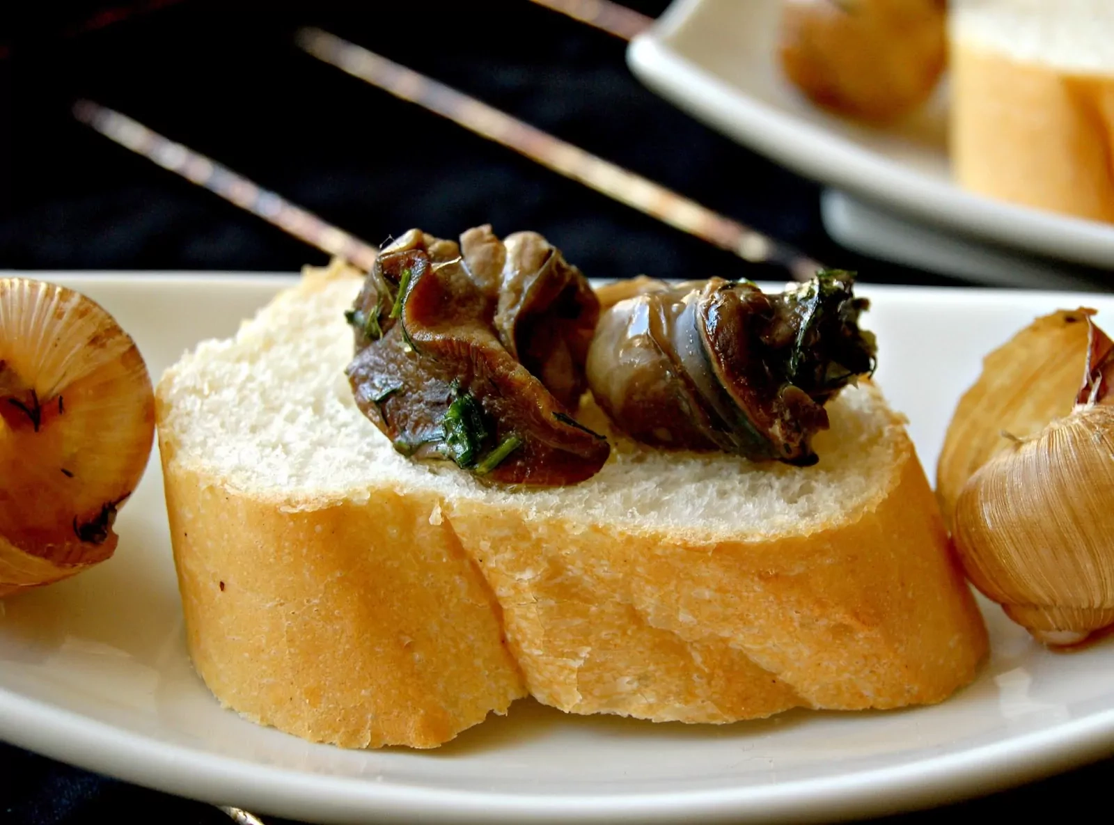 Vynuoginės sraigės su česnakiniu prieskonių sviestu