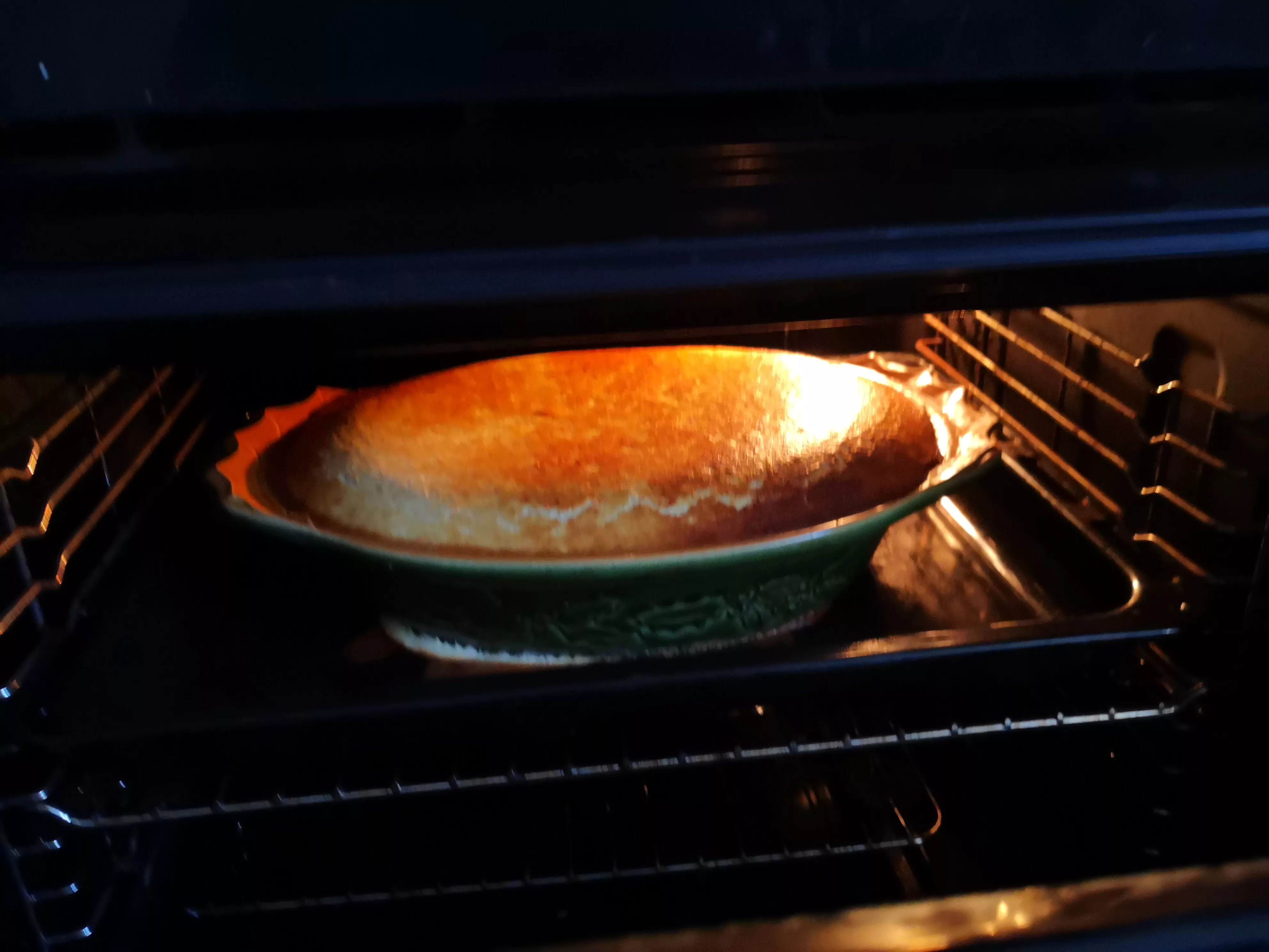 Skanus varškės apkepas su manų kruopomis ir razinomis