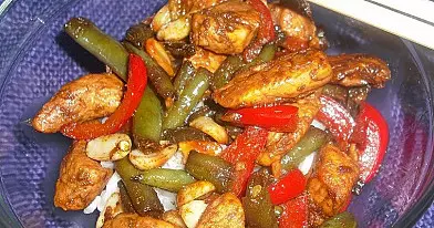 Vištiena stir-fry su šparaginėmis pupelėmis