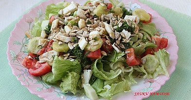 Salotos su avių pieno sūriu