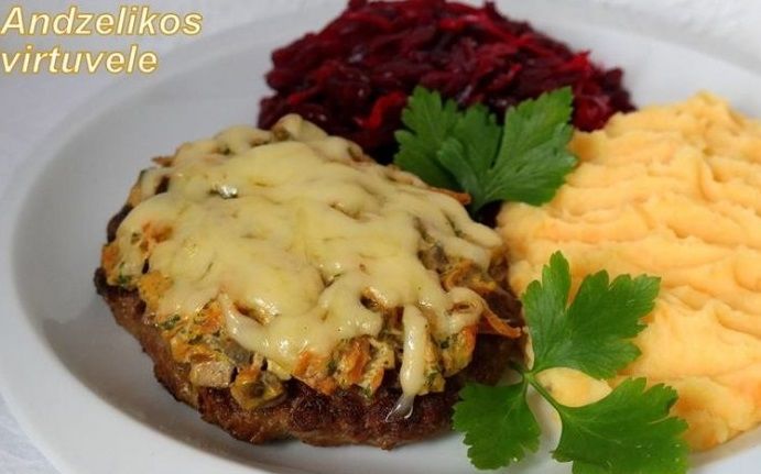 Faršo kepsniai orkaitėje su pievagrybių ir sūrio kepure