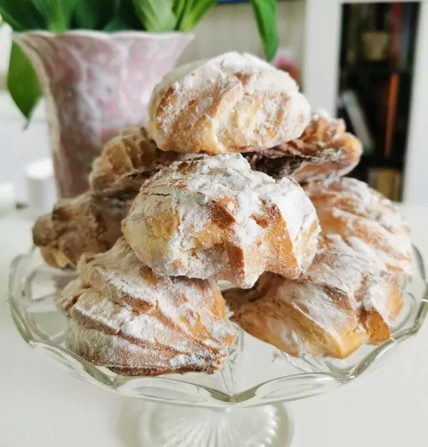 Plikyti sausainiai su varškės kremu ir kondensuotu pienu