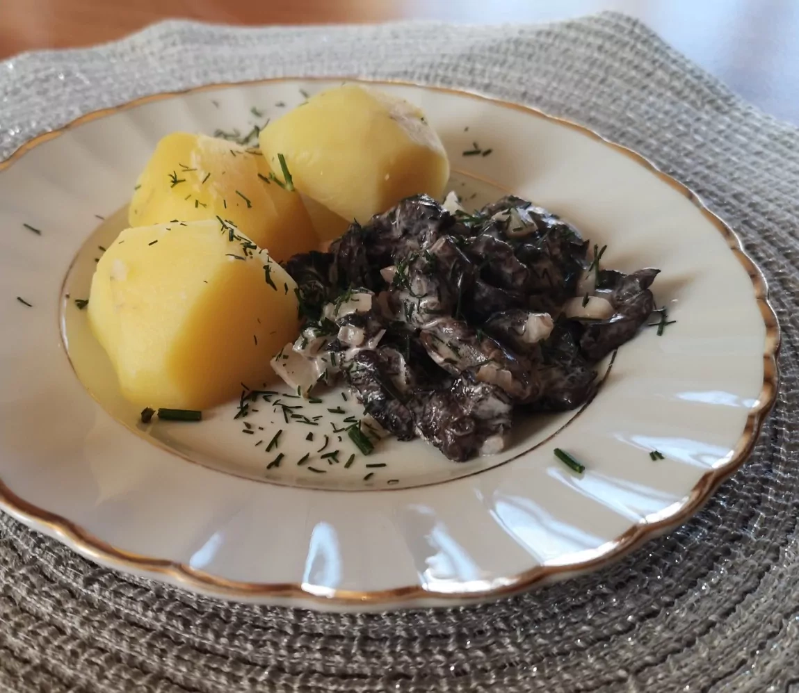 Troškinti grybai su sviestu, grietine ir svogūnais