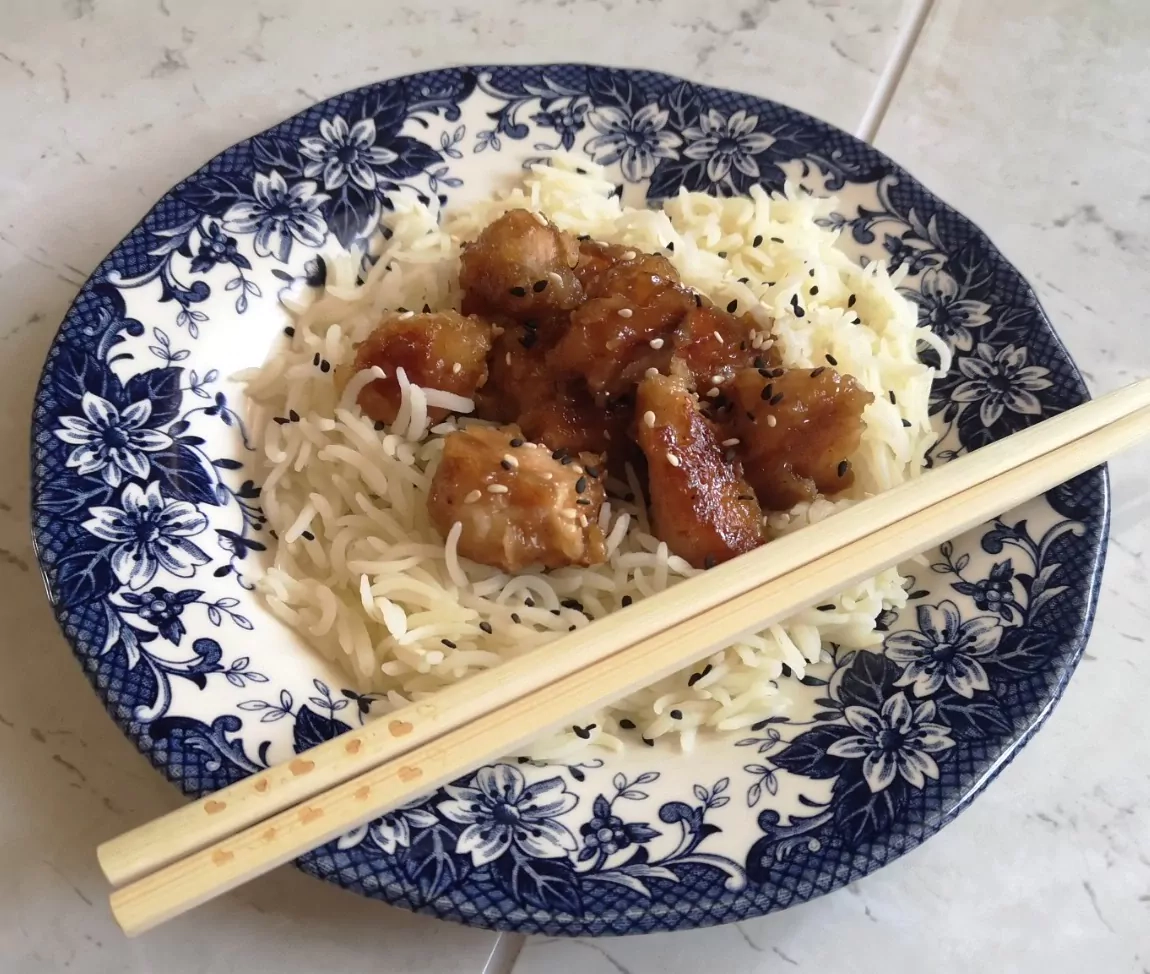 Saldžiarūgštė vištiena gua-bao su kukurūzų krakmolu ir sojos padažu