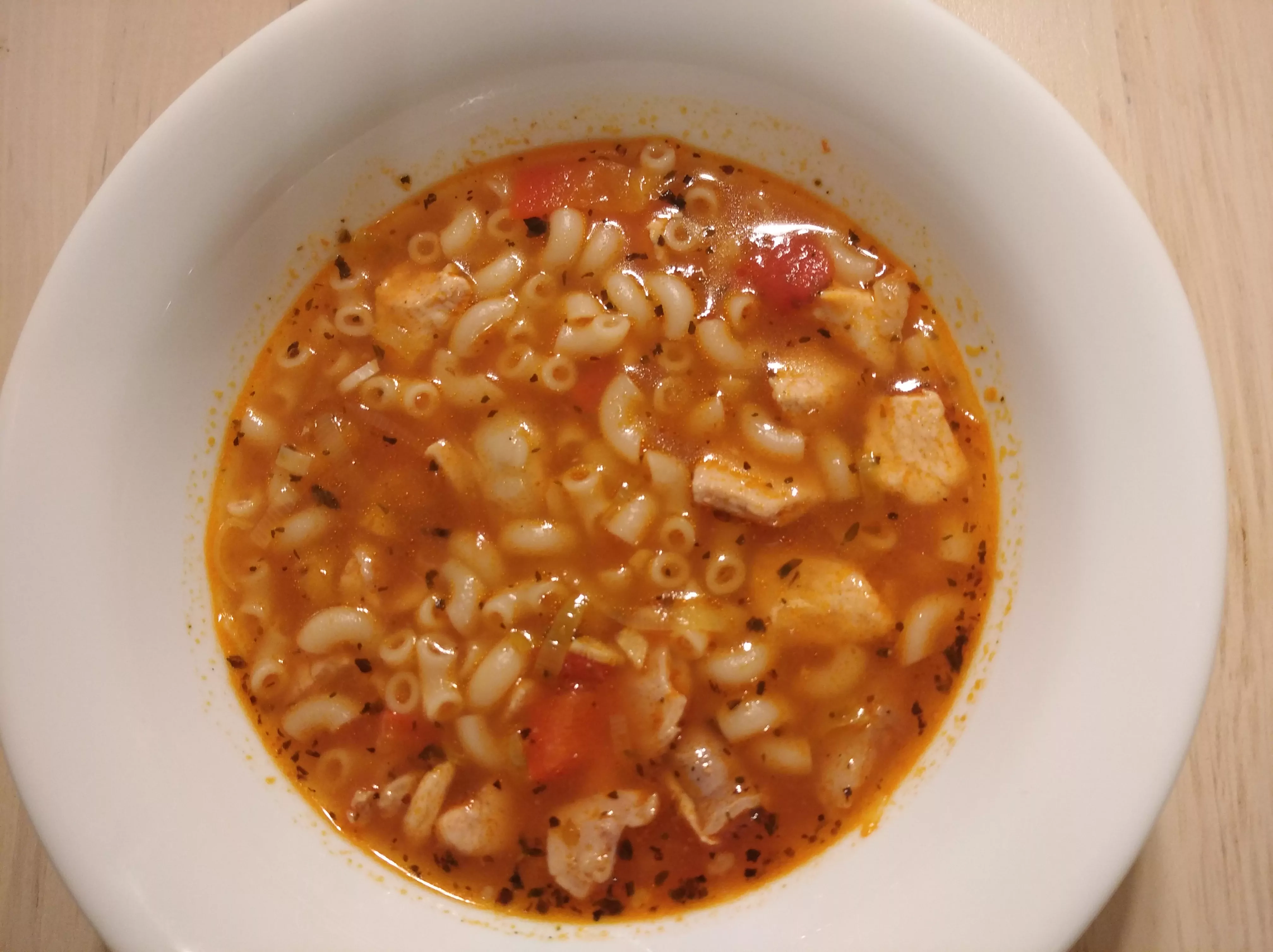 Tiršta sriuba su triušiena arba vištiena, makaronais ir daržovėmis