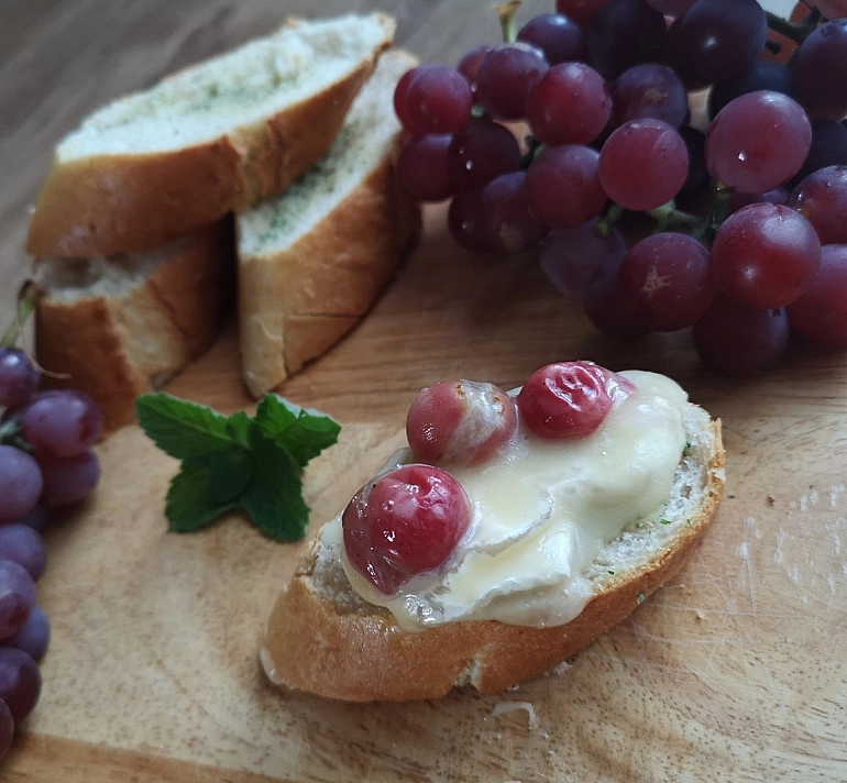 Karštas užkandis: Keptas camambert (kamambero) sūris su vynuogėmis