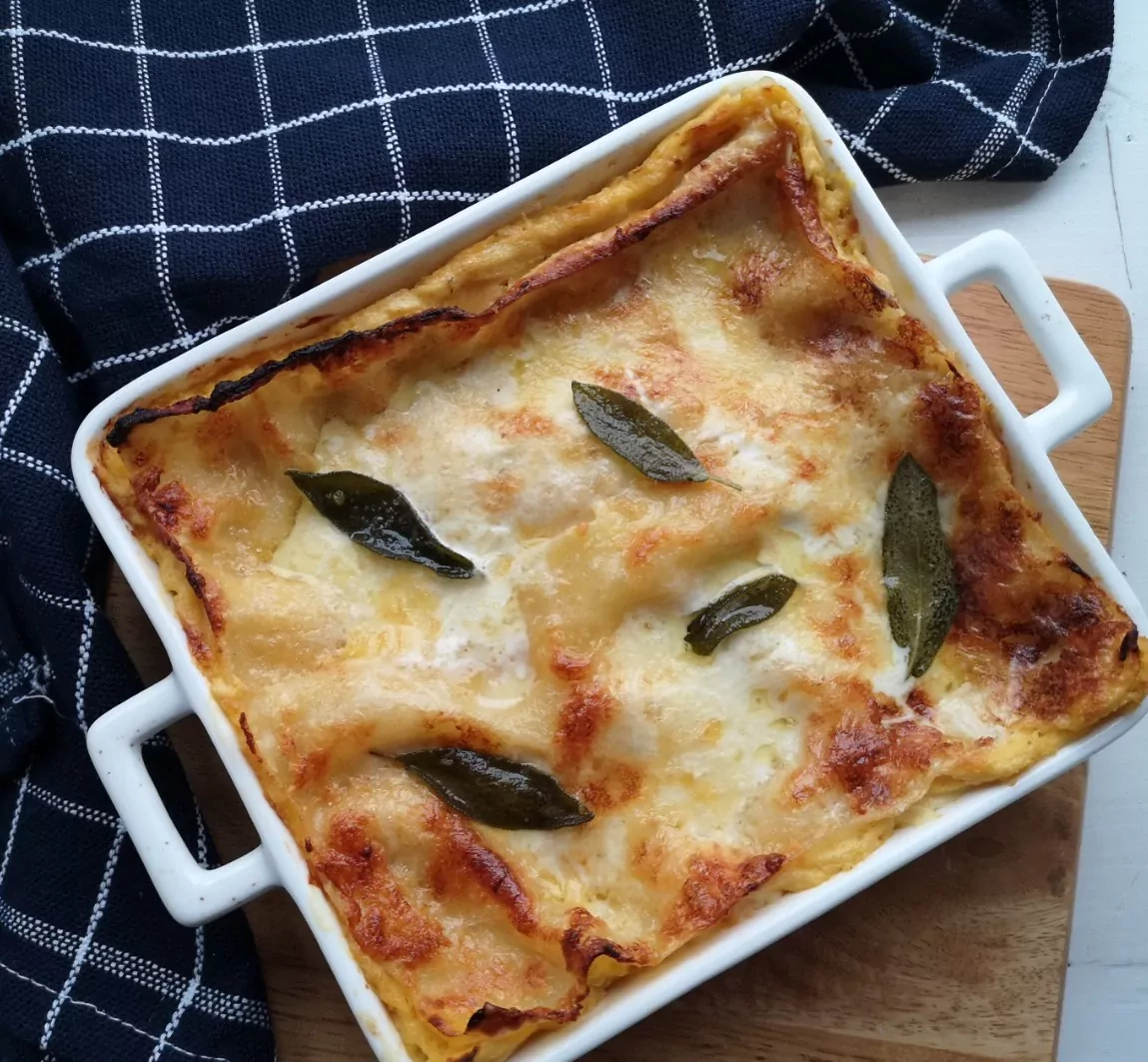 Vegetariška lazanija su moliūgais, rikota ir šalavijais (be mėsos)